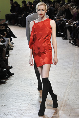 Vestido escote asimetrico rombos rojo Limi Feu